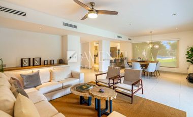 Casa Remodelada con Muelle en Venta, Isla Dorada Residencial, Cancún Quintana Roo.