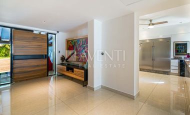 Casa Remodelada con Muelle en Venta, Isla Dorada Residencial, Cancún Quintana Roo.