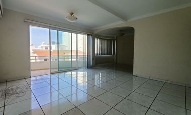 Departamento amplio de 3 recámaras, con alberca y bicochera en Fracc. Jardines de Virginia