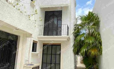Casa con 4 recamaras en SM 15 Cancun en venta