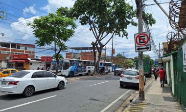 Se vende casa junto al Mall del sur , frente al Hospital del Iees.