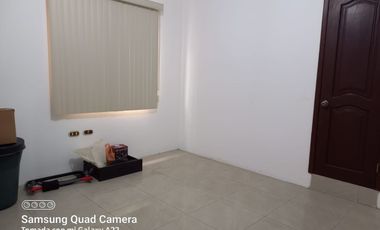 Venta de Edificio  de 3 niveles en el Norte de Guayaquil, Cdla. Simón Bolívar, frente al aeropuerto norte de Guayaquil