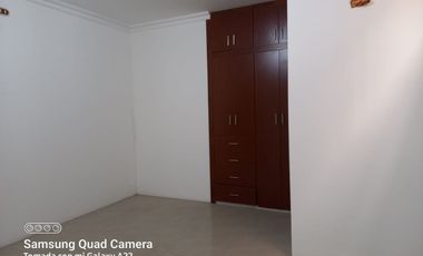 Venta de Edificio  de 3 niveles en el Norte de Guayaquil, Cdla. Simón Bolívar, frente al aeropuerto norte de Guayaquil