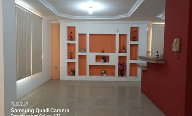 Venta de Edificio  de 3 niveles en el Norte de Guayaquil, Cdla. Simón Bolívar, frente al aeropuerto norte de Guayaquil