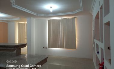 Venta de Edificio  de 3 niveles en el Norte de Guayaquil, Cdla. Simón Bolívar, frente al aeropuerto norte de Guayaquil