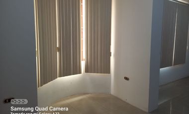 Venta de Edificio  de 3 niveles en el Norte de Guayaquil, Cdla. Simón Bolívar, frente al aeropuerto norte de Guayaquil