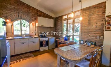Leon Propiedades vende hermosa parcela con casa en sector Challaco, Curacavi.