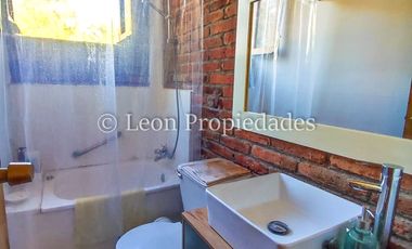 Leon Propiedades vende hermosa parcela con casa en sector Challaco, Curacavi.