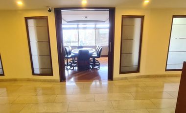ARRIENDO VENDO OFICINA AMOBLADA PISO 22 CENTRO INTERNACIONAL DE 440 M2