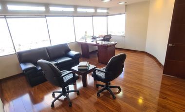 ARRIENDO VENDO OFICINA AMOBLADA PISO 22 CENTRO INTERNACIONAL DE 440 M2