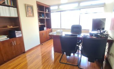 ARRIENDO VENDO OFICINA AMOBLADA PISO 22 CENTRO INTERNACIONAL DE 440 M2