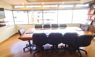 ARRIENDO VENDO OFICINA AMOBLADA PISO 22 CENTRO INTERNACIONAL DE 440 M2