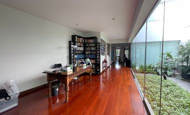 Venta Moderno y Amplio Departamento en Primer Piso Frente Al Golf Los Incas.