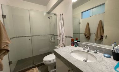 Venta Moderno y Amplio Departamento en Primer Piso Frente Al Golf Los Incas.