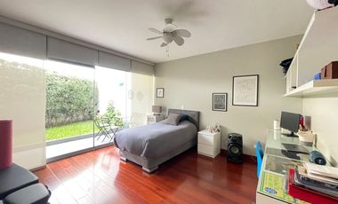 Venta Moderno y Amplio Departamento en Primer Piso Frente Al Golf Los Incas.