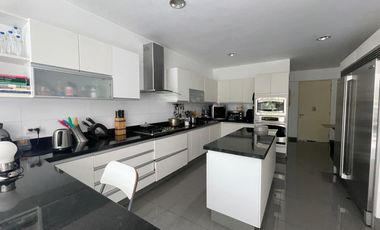 Venta Moderno y Amplio Departamento en Primer Piso Frente Al Golf Los Incas.