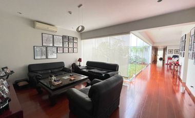 Venta Moderno y Amplio Departamento en Primer Piso Frente Al Golf Los Incas.