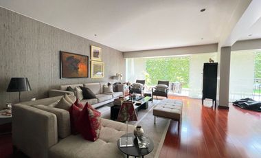 Venta Moderno y Amplio Departamento en Primer Piso Frente Al Golf Los Incas.