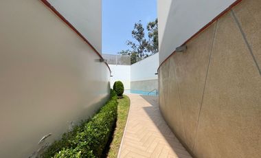 Venta Moderno y Amplio Departamento en Primer Piso Frente Al Golf Los Incas.