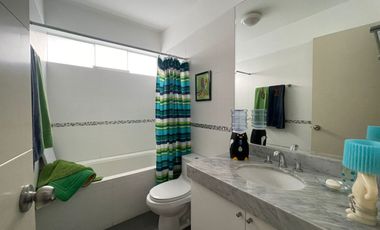 Venta Moderno y Amplio Departamento en Primer Piso Frente Al Golf Los Incas.