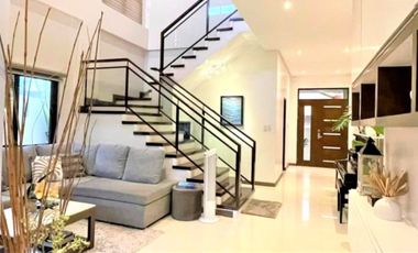 For Sale: United Parañaque Subdivision 6Bedroom House and Lot