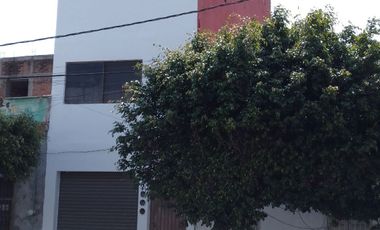Edificio  de cuatro niveles con local comercial y dos departamentos cerca del zócalo de Veracruz