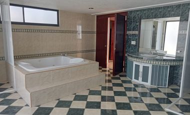 CASA en circuirto cerrado, excelentes acabados con depto independiente.