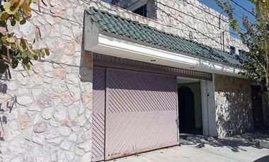 CASA en circuirto cerrado, excelentes acabados con depto independiente.