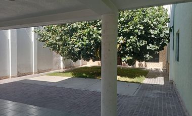 CASA en circuirto cerrado, excelentes acabados con depto independiente.