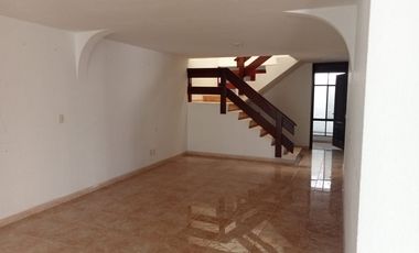 CASA en circuirto cerrado, excelentes acabados con depto independiente.