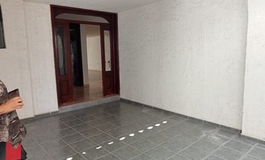 CASA en circuirto cerrado, excelentes acabados con depto independiente.