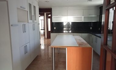 CASA en circuirto cerrado, excelentes acabados con depto independiente.