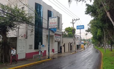 SE RENTA EDIFICIO COMERCIAL EN CAMELINAS A UNOS METROS DE TELCEL