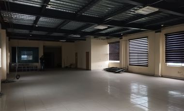 SE RENTA EDIFICIO COMERCIAL EN CAMELINAS A UNOS METROS DE TELCEL