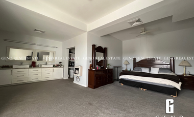 CASA EN VENTA CON VISTA A LA CIUDAD Y FRENTE A PARQUE