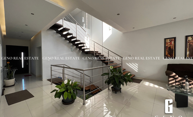 CASA EN VENTA CON VISTA A LA CIUDAD Y FRENTE A PARQUE