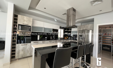 CASA EN VENTA CON VISTA A LA CIUDAD Y FRENTE A PARQUE