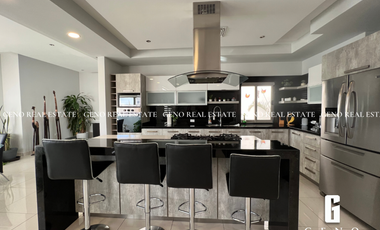 CASA EN VENTA CON VISTA A LA CIUDAD Y FRENTE A PARQUE