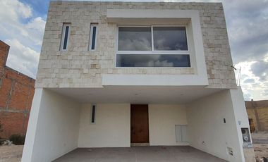 Amplia casa en Fraccionamiento Tarragona con acceso Controlado.