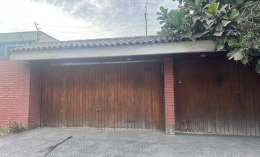 VENDO CASA COMO TERRENO DE 2284 M2 EN ESQUINA UBICADO EN CALLE LAS CAMELIAS URB CAMACHO LA MOLINA