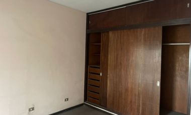 VENDO CASA COMO TERRENO DE 2284 M2 EN ESQUINA UBICADO EN CALLE LAS CAMELIAS URB CAMACHO LA MOLINA