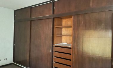 VENDO CASA COMO TERRENO DE 2284 M2 EN ESQUINA UBICADO EN CALLE LAS CAMELIAS URB CAMACHO LA MOLINA
