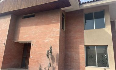 VENDO CASA COMO TERRENO DE 2284 M2 EN ESQUINA UBICADO EN CALLE LAS CAMELIAS URB CAMACHO LA MOLINA