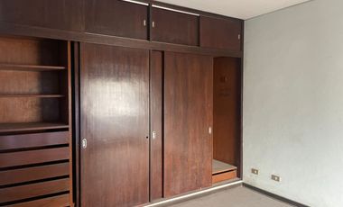 VENDO CASA COMO TERRENO DE 2284 M2 EN ESQUINA UBICADO EN CALLE LAS CAMELIAS URB CAMACHO LA MOLINA