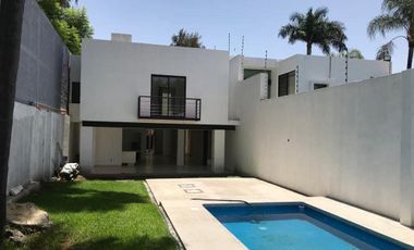 Bonita casa sola nueva de 3 recámaras a la venta en la Zona Dorada de Cuernavaca