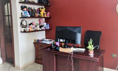 Venta de Casa con 6 Dormitorios y Piscina en Portoviejo, Manabí