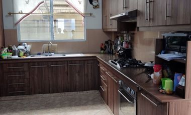 Venta de Casa con 6 Dormitorios y Piscina en Portoviejo, Manabí
