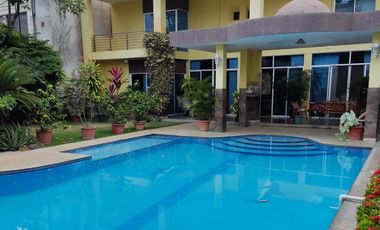 Venta de Casa con 6 Dormitorios y Piscina en Portoviejo, Manabí