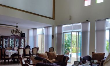 Venta de Casa con 6 Dormitorios y Piscina en Portoviejo, Manabí