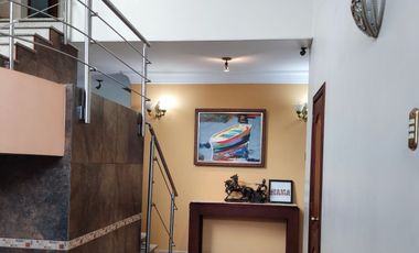 Venta de Casa con 6 Dormitorios y Piscina en Portoviejo, Manabí